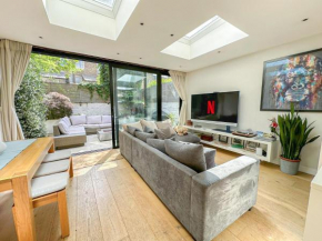 Sleek 2 Bedroom flat with private patio & firepit in Shepherds Bush, Near Hammersmith
